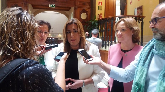 Susana Díaz atiende a los medios de comunicación en Almería