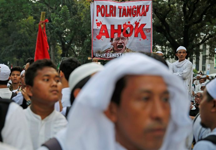 Varios manifestantes durante las protestas contra el gobernador de Yakarta.