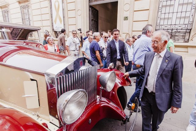 La XXVII Ruta de Vehículos Antiguos para en la Diputación antes de ir a Bédar.