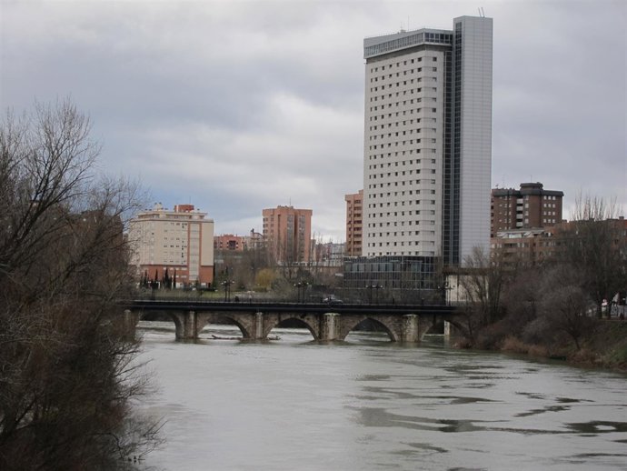 El río Pisuerga junto al Puente Mayor y el edificio Duque de Lerma