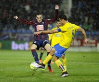 Eibar y Las Palmas se enfrentan por la zona europea