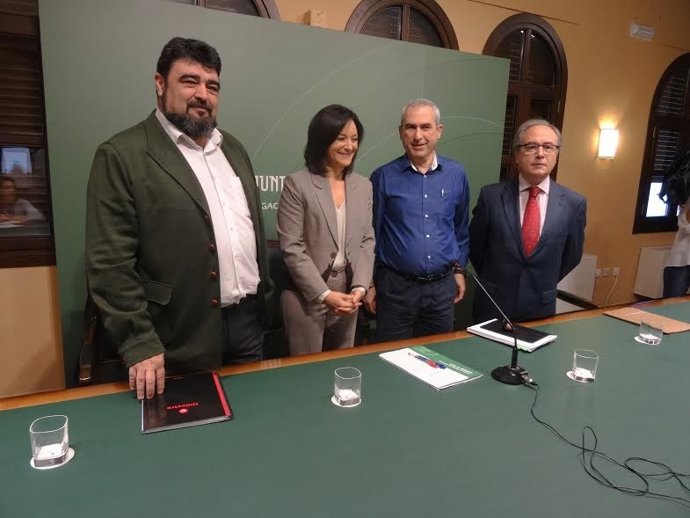 Crespín, junto a representantes sindicales y empresariales