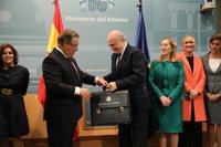 Zoido reivindica la Transición y homenajea a policías y víctimas: "Voy a dejarme la piel"