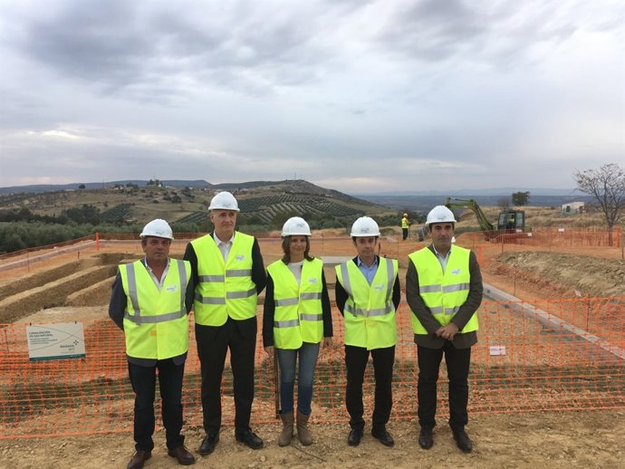 Cobo (c) visita las obras del gasoducto.