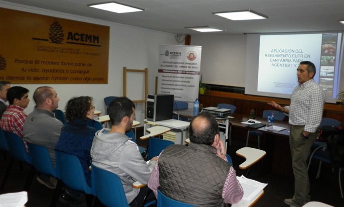 Foto NOTA DE PRENSA CHARLA MADERA LEGAL