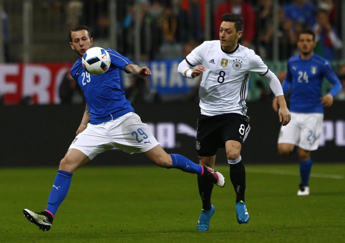 Ozil y Bernadeschi en el Italia - Alemania