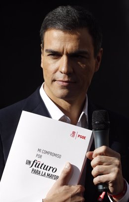 Pedro Sánchez participa en el reparto de propaganda electoral en Callao