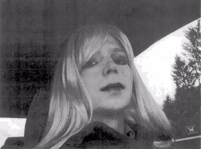 El soldado Bradley Manning con peluca