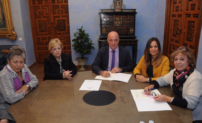 Diputación de Córdoba y Plataforma contra violencia a mujeres firman un convenio