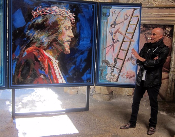 El artista Florencio Maíllo delante de uno de sus retratos.