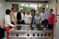 El centro cívico El Esqueleto de Sevilla renueva el equipamiento de su cocina