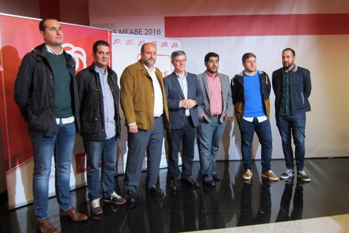 Representantes del PSOE antes de la inauguración de la Escuela de Otoño.
