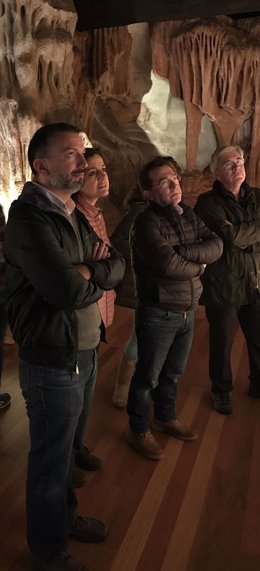 El consejero de Educación, Genaro Alonso, visita la cueva de La Peña, en Candamo