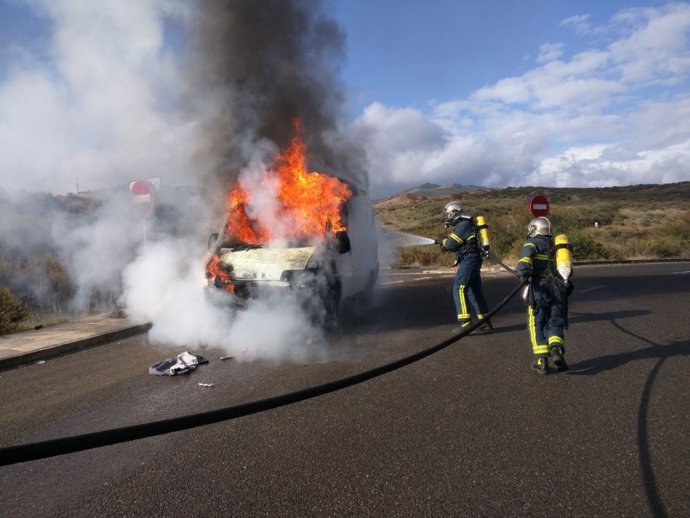 Bomberos de Algeciras apagan fuego en una furgoneta