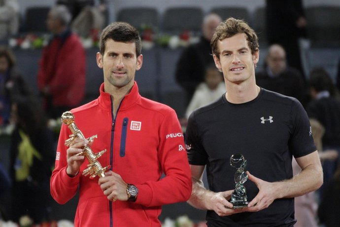 Novak Djokovic y Andy Murray con sus trofeos del Mutua Madrid Open