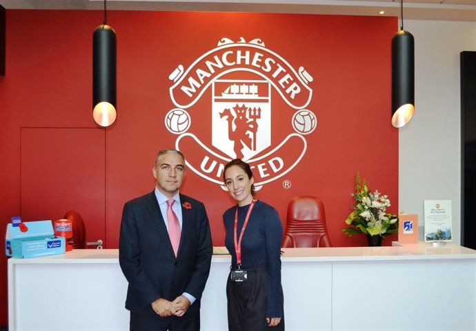 Elías Bendodo en una reunión con el Manchester United 