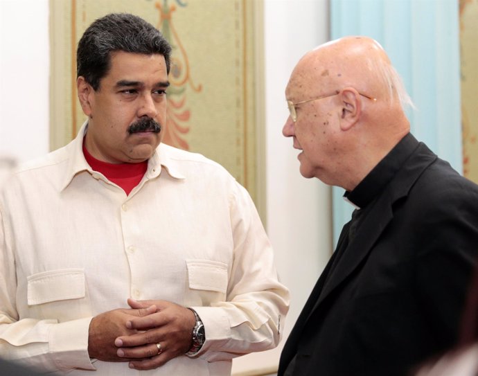 El enviado del Vaticano, Claudio María Celli, y Nicolás Maduro