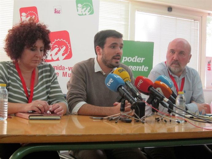 Candi Marín y José Luis Álvarez-Castellanos junto a Alberto Garzón