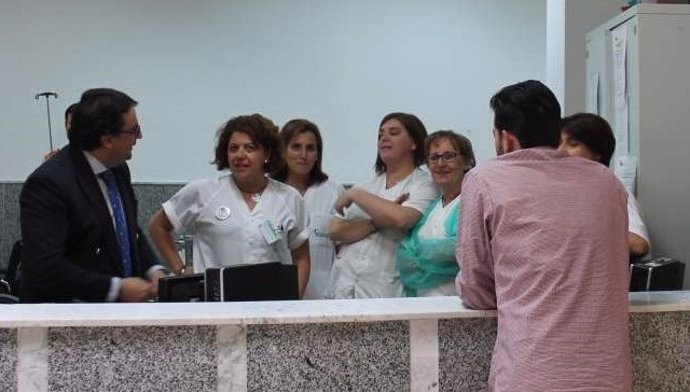 Vergeles con personal sanitario en su última vista al hospital de Zafra