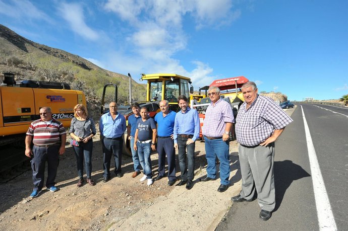 NOTA DE PRENSA Y FOTOGRAFÍA: ARONA MEJORA CARRETERA GUAZA