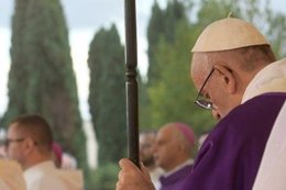 El Papa Francisco reza durante un oficio religioso