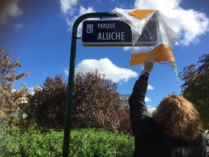 Esther Gómez retira el recubrimiento de la placa 'Parque Aluche'