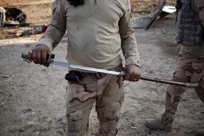 Un soldado iraquí muestra una espada como las usadas para decapitaciones