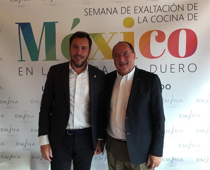 Carlos Moro (derecha) junto al alcalde de Valladolid. 