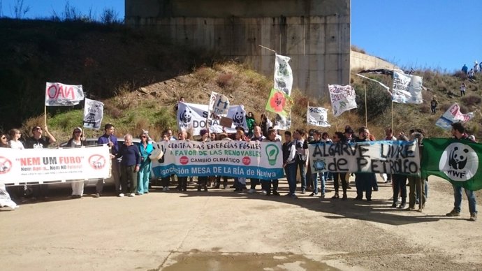 Manifestación en la frontera del Guadiana