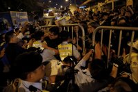 La Policía de Hong Kong dispersa con espray pimienta una protesta contra China