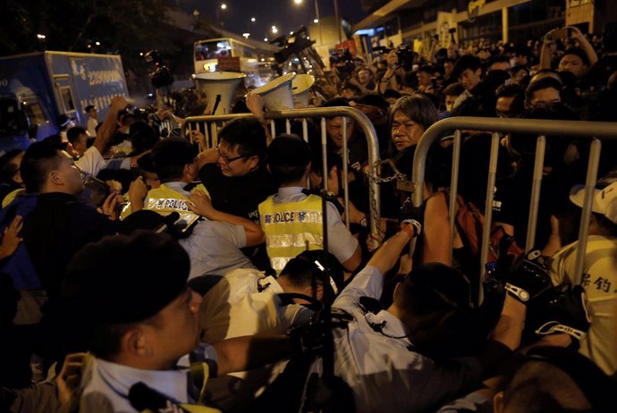 Policía de Hong Kong dispersa con espray pimienta una protesta