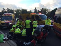 Herido muy grave un motorista al golpearse la cabeza con un bordillo tras un accidente