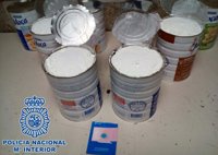 Detenida en Barajas una mujer con 15 kilos de cocaína ocultos en botes de leche condensada