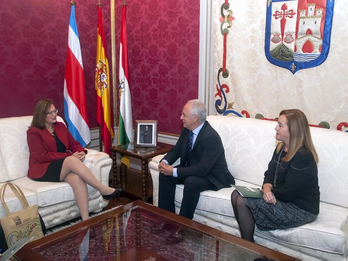 Ceniceros y Martínez Arregui reciben a embajadora de Costa Rica