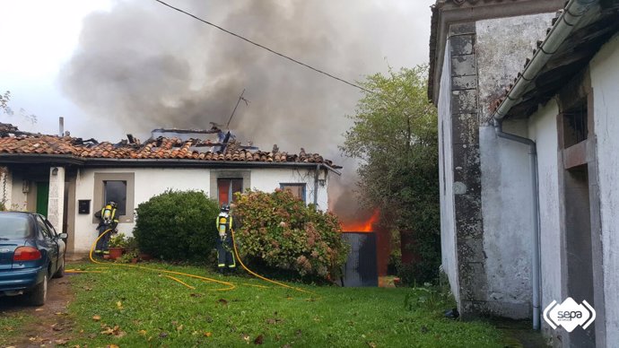 Incendio en casa de Villaviciosa