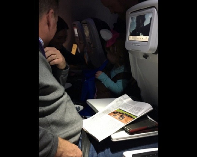 Una niña celebra Halloween gracias al que padre reparte chucherías a pasajeros