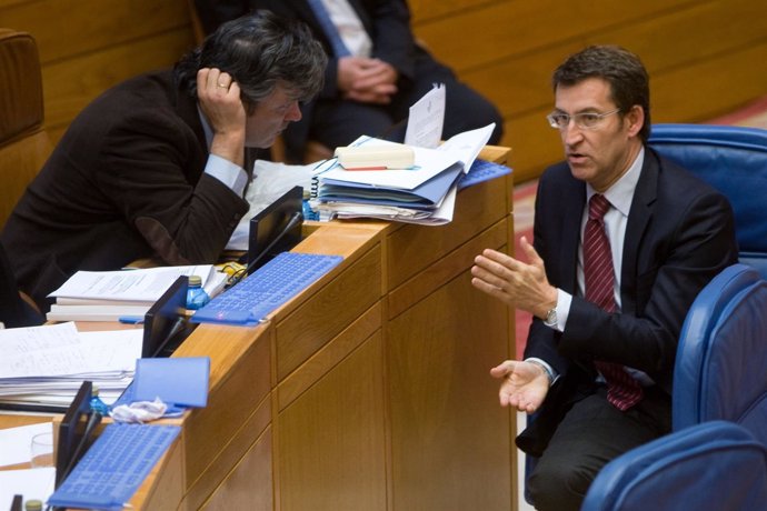 Alberto Núñez Feijóo durante un pleno del Parlamento habla con Puy