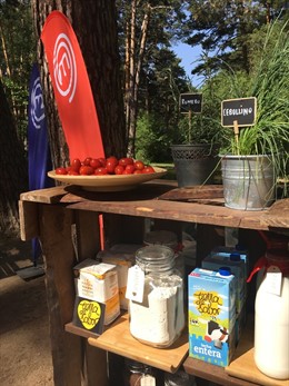 Una de las estanterías de MasterChef con productos de Tierra de Sabor