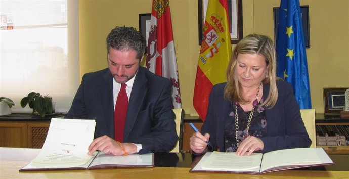 La consejera Pilar del Olmo y el director de Negocio de Banco Caixa Geral