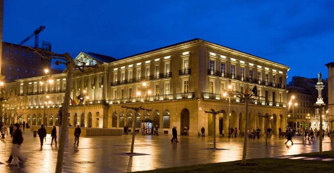 El Palacio De Navarra De Noche.