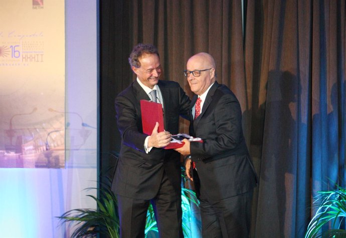 Antonio Fernández Jurado recibe el premio de la Sociedad de Hematología