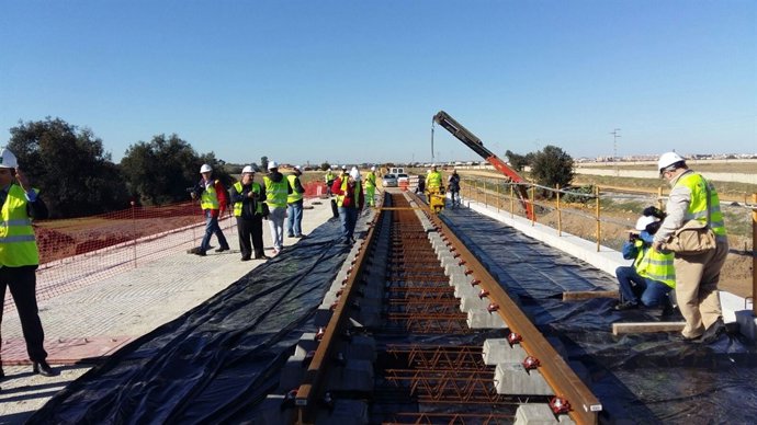 Nota Y Fotos Fomento: La Junta Comienza A Colocar Las Traviesas Y Carriles De Ví