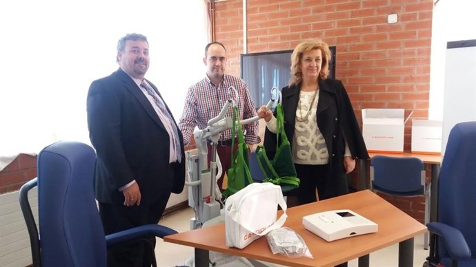 Vega (d) visita la residencia de personas mayores. 