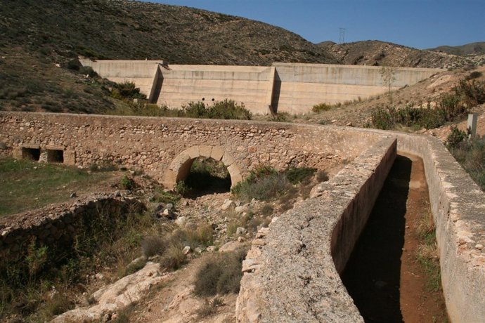 Los participantes van a visitar infraestructuras hidraúlicas en el Andarax.