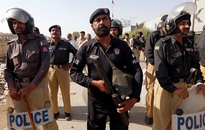 Policías durante una manifestación en Karachi