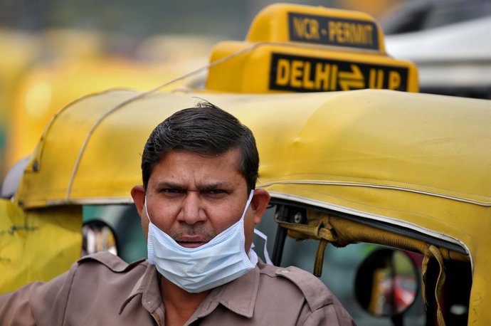 Hombre en Nueva Delhi con mascarilla debido a la contaminación