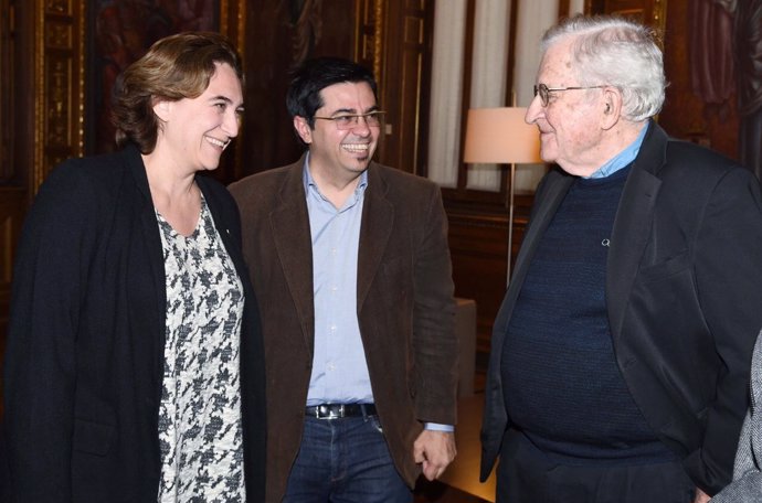 Alcaldesa Ada Colau, t.De alcalde Gerardo Pisarello, lingüista Noam Chomsky