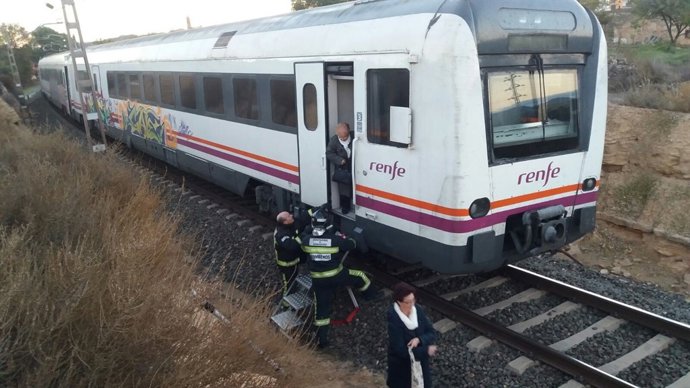 Los bomberos de la DPZ han ayudado a los pasajeros del tren de Caspe.