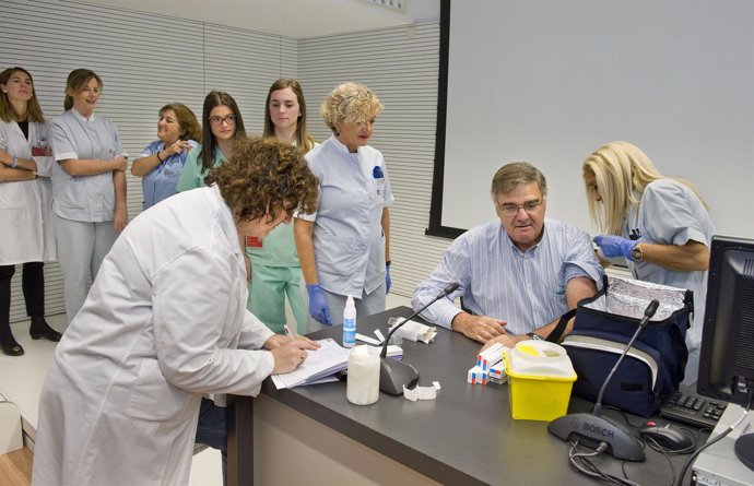 Profesionales vacunándose contra la gripe.