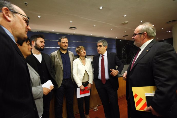 Francesc Homs, portavoz de PDECAT con otros diputados 